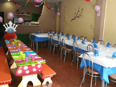 Zona de mesas y cafetería en Parque de Bolas Pequeños Gnomos en Villa de Vallecas
