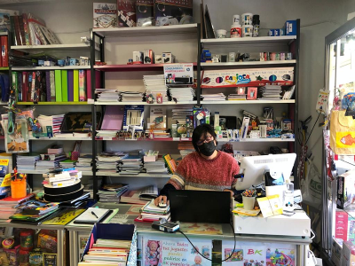 Imagen general de tienda con dependienta en Papelería y Librería La Karmela en Puente de Vallecas