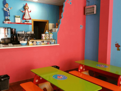 Zona de meriendas para niños en Parque de Bolas Pequeños Gnomos en Villa de Vallecas