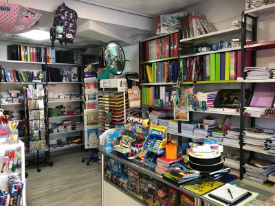 Imagen general de la tienda Papelería y Librería La Karmela en Puente de Vallecas