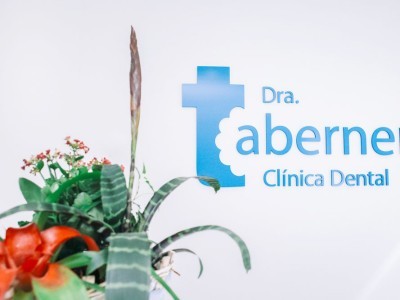 logotipo en mostrador Clinica Dental Taberner