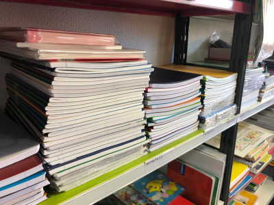 Detalle de cuadernos en Papelería y Librería La Karmela en Puente de Vallecas