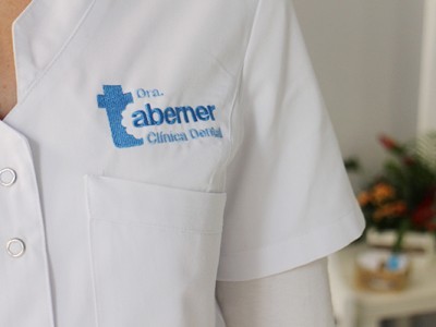 detalle logo uniforme Clinica Dental Taberner