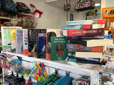 Detalle de libros en Papelería y Librería La Karmela en Puente de Vallecas